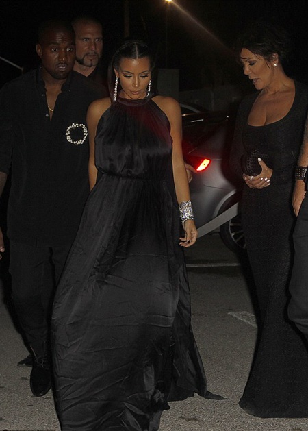 Cả nhà cô Kim mặc đồ đen dự tiệc - 2 Kim Kardashian