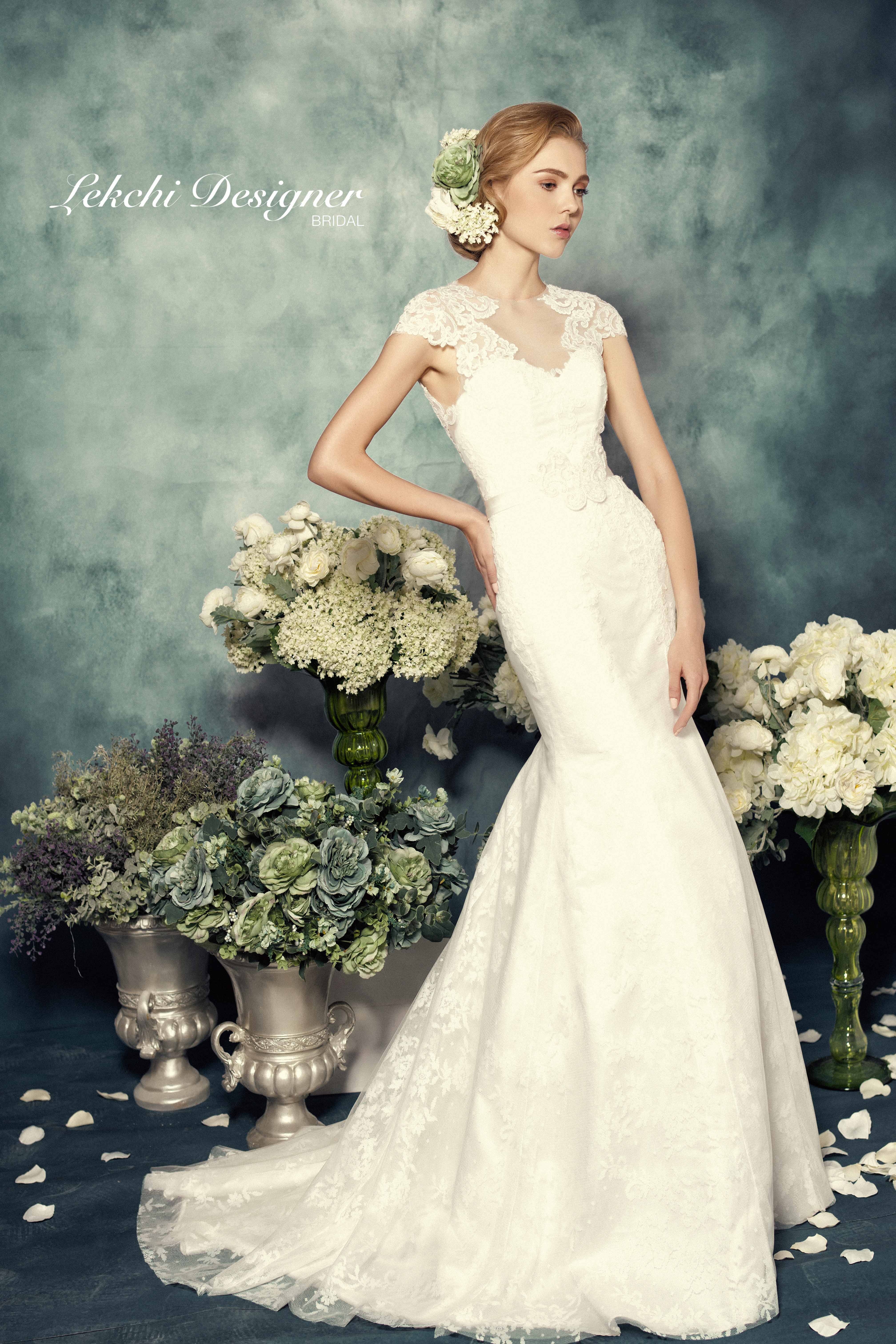 Mẫu tây trong bộ sưu tập xuân - hè 2015 của Lek Chi - 3 Những họa tiết ren tấm được sử dụng tinh tế với phần phủ ngoài bằng chất liệu tule mềm mại.