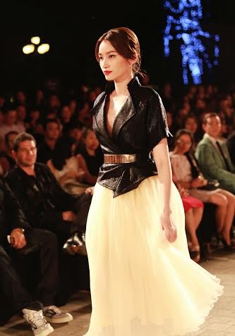 Chiêm ngưỡng vẻ quyến rũ khó cưỡng của bộ sưu tập “Bông hồng nước Pháp” - 11 Hình dáng những cánh hoa giấu tinh tế hiện lên trong thiết kế nếp váy cầu kỳ.