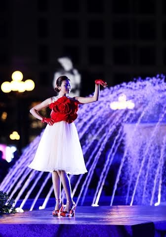 Chiêm ngưỡng vẻ quyến rũ khó cưỡng của bộ sưu tập “Bông hồng nước Pháp” - 5 Hình dáng những cánh hoa giấu tinh tế hiện lên trong thiết kế nếp váy cầu kỳ.