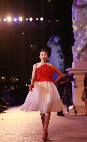 Chiêm ngưỡng vẻ quyến rũ khó cưỡng của bộ sưu tập “Bông hồng nước Pháp” - 7 Hình dáng những cánh hoa giấu tinh tế hiện lên trong thiết kế nếp váy cầu kỳ.