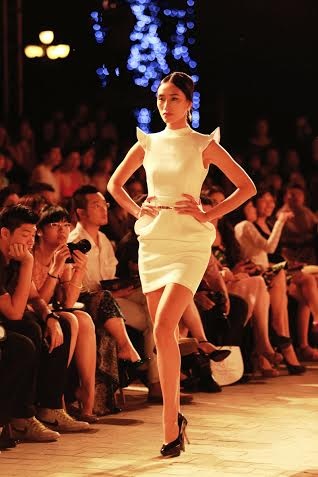 Chiêm ngưỡng vẻ quyến rũ khó cưỡng của bộ sưu tập “Bông hồng nước Pháp” - 12 Hình dáng những cánh hoa giấu tinh tế hiện lên trong thiết kế nếp váy cầu kỳ.