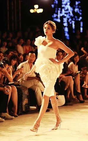 Chiêm ngưỡng vẻ quyến rũ khó cưỡng của bộ sưu tập “Bông hồng nước Pháp” - 2 Hình dáng những cánh hoa giấu tinh tế hiện lên trong thiết kế nếp váy cầu kỳ.