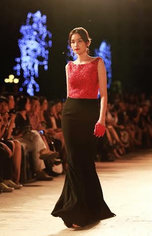 Chiêm ngưỡng vẻ quyến rũ khó cưỡng của bộ sưu tập “Bông hồng nước Pháp” - 10 Hình dáng những cánh hoa giấu tinh tế hiện lên trong thiết kế nếp váy cầu kỳ.