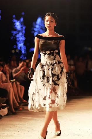 Chiêm ngưỡng vẻ quyến rũ khó cưỡng của bộ sưu tập “Bông hồng nước Pháp” - 3 Hình dáng những cánh hoa giấu tinh tế hiện lên trong thiết kế nếp váy cầu kỳ.