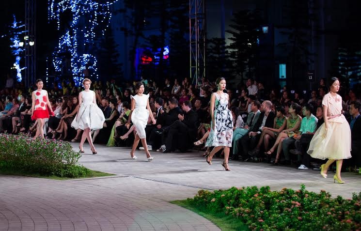 Chiêm ngưỡng vẻ quyến rũ khó cưỡng của bộ sưu tập “Bông hồng nước Pháp” - 1 Chiêm ngưỡng vẻ quyến rũ khó cưỡng của bộ sưu tập “Bông hồng nước Pháp”