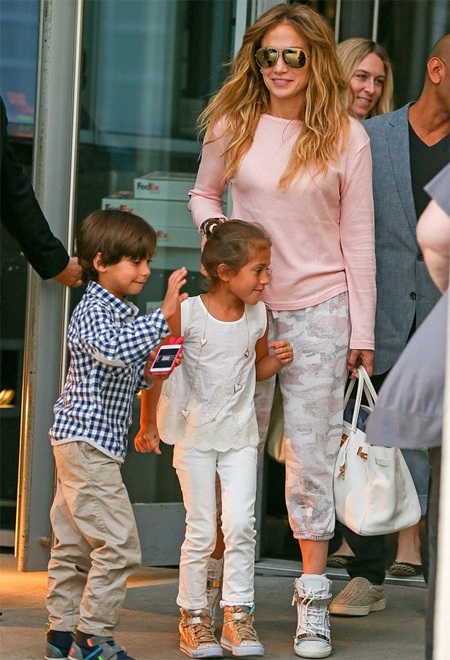 Jennifer Lopez - Bà mẹ hai con bốc lửa - 1 VN