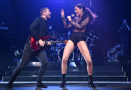 Huấn luyện viên The Voice Anh quốc khoe chân siêu nuột - 4 Jessie J