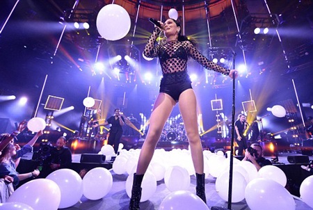 Huấn luyện viên The Voice Anh quốc khoe chân siêu nuột - 5 Jessie J