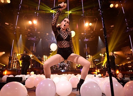 Huấn luyện viên The Voice Anh quốc khoe chân siêu nuột - 6 Jessie J