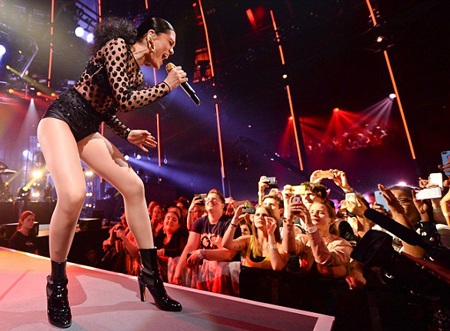 Huấn luyện viên The Voice Anh quốc khoe chân siêu nuột - 8 Jessie J