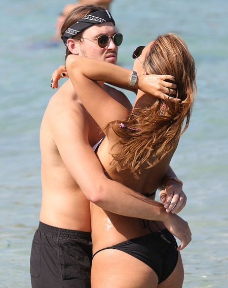 Cặp đôi đẹp quấn quýt không rời trên biển