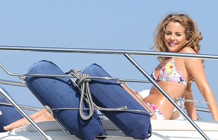 Người đẹp khoe thân hình khỏe khoắn và làn da mịn màng.