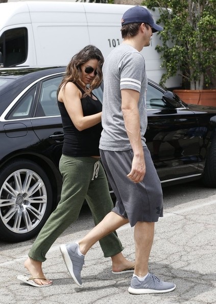 Ashton Kutcher đã tạm dừng công việc để chờ ngày bạn gái sinh nở