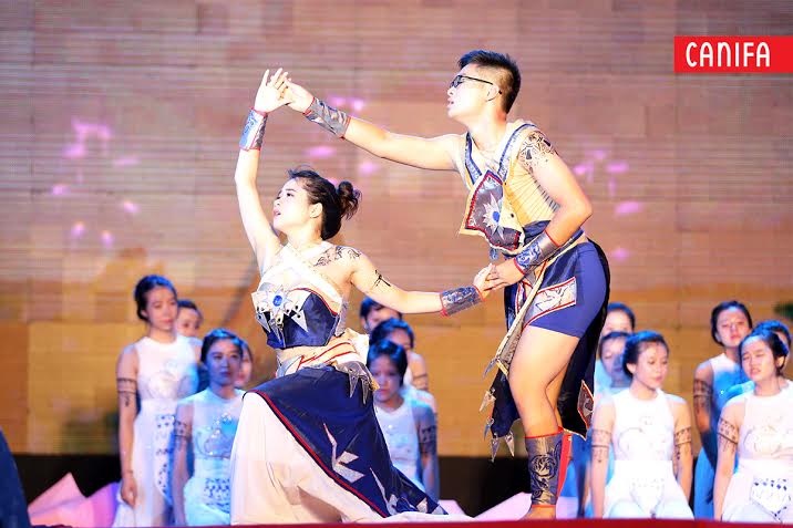 Bừng sáng chung kết ngày hội Anh Tài 2014 - 3 Tiết mục múa đương đại đậm chất “Sử” với câu chuyện Âu Cơ - Lạc Long Quân về nguồn gốc dân tộc.