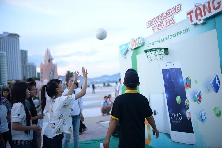 Một cặp vợ chồng nước ngoài thích thú khi được hòa mình vào không khí sôi động của ngày hội.