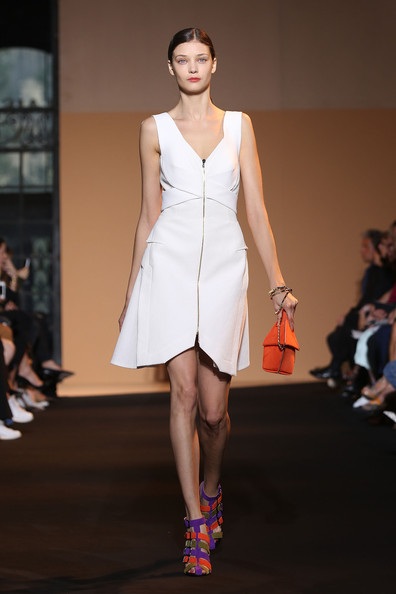 Dàn “sao” dập dìu tại tuần lễ thời trang Paris - 26 Roland Mouret có nhiều mẫu váy mang tính ứng dụng cao