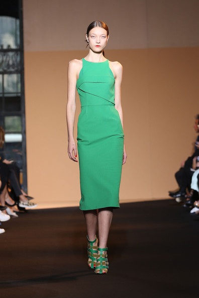 Dàn “sao” dập dìu tại tuần lễ thời trang Paris - 27 Tuy nhiên bạn sẽ phải chi từ 3.000 - 10.000 đô la cho một chiếc váy của nhãn hiệu này.