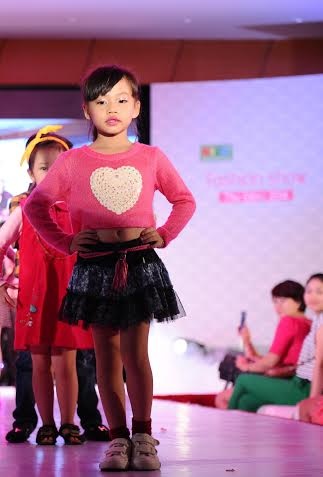 Bên cạnh đó, những mẫu thiết kế mang đậm phong cách thời trang châu Âu được tái hiện