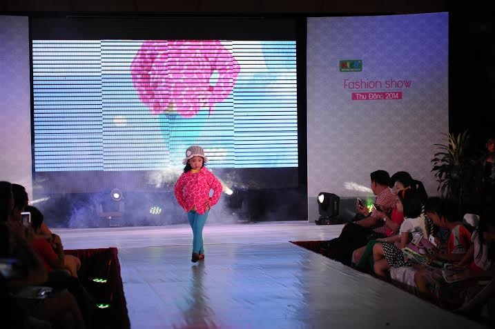 Bên cạnh đó, những mẫu thiết kế mang đậm phong cách thời trang châu Âu được tái hiện