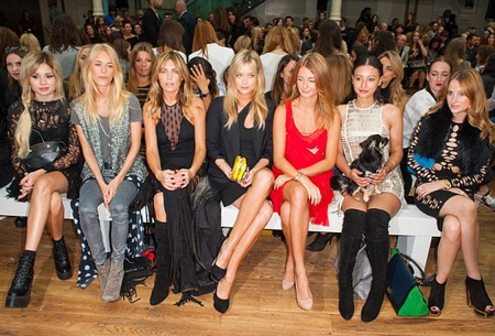 Sốc với váy áo “hớ hênh” của người đẹp Anh - 7 VN