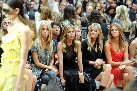 Sốc với váy áo “hớ hênh” của người đẹp Anh - 15 VN