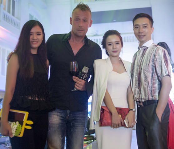 "Sao" Hà thành vui vẻ tiệc tùng - 2 Ông Stephane Julien - giám dốc khu vực châu Á của kênh Fashion TV và khách mời