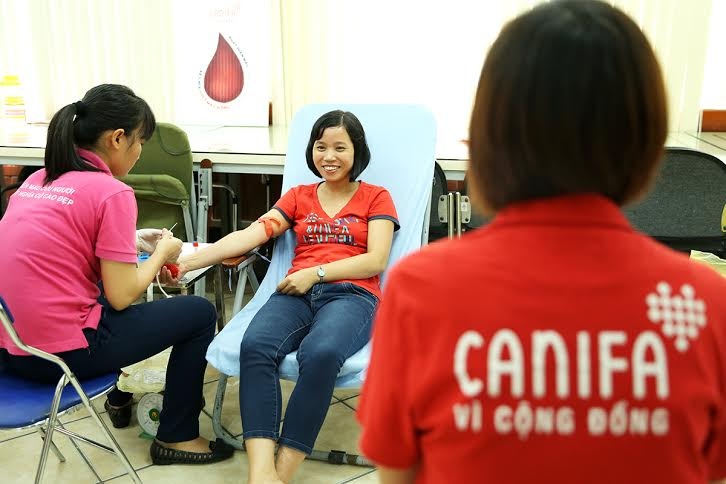 Chị Hoàng Thị Đào nở nụ cười hạnh phúc khi được hiến máu