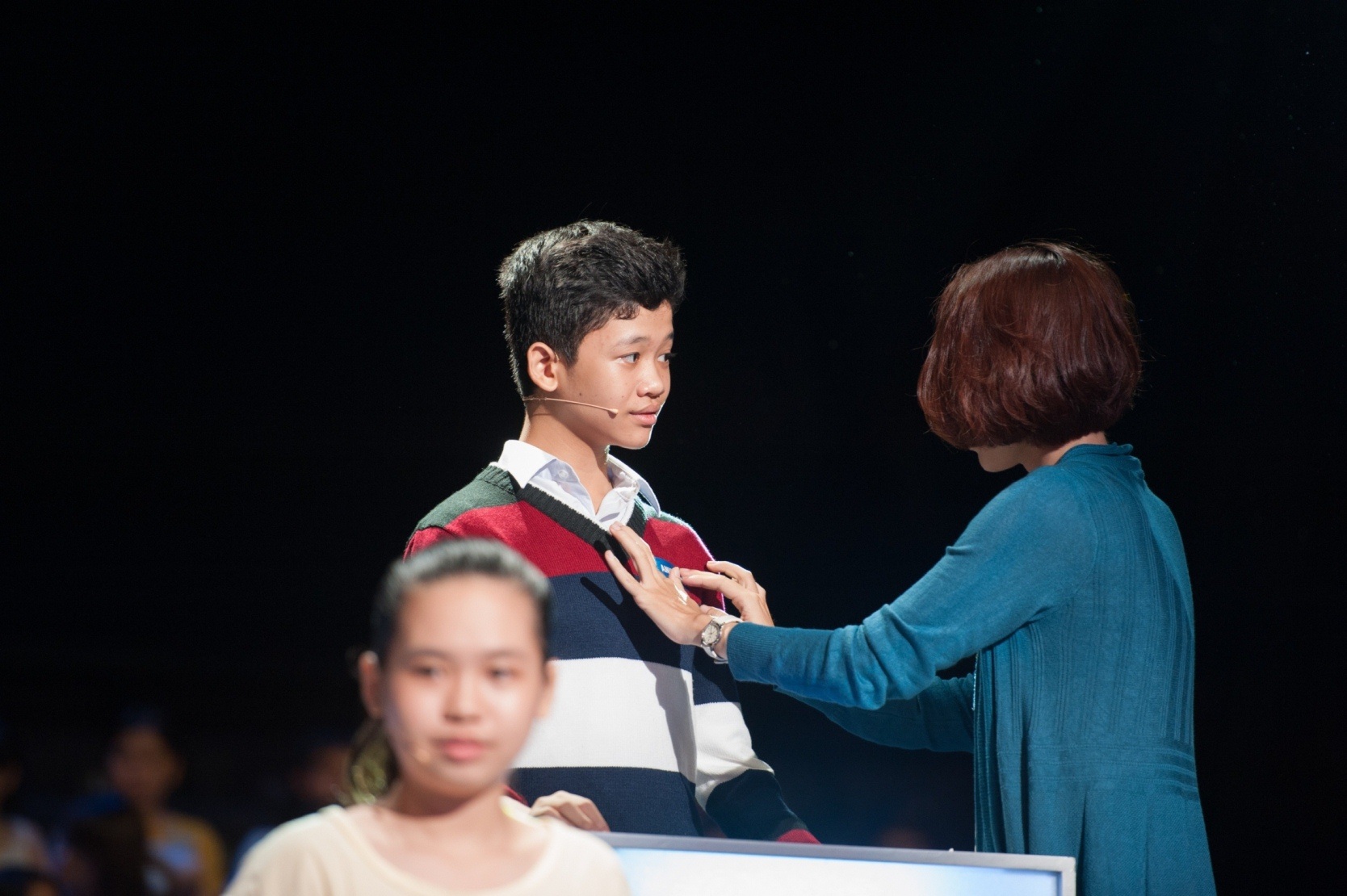 Các thành viên trong ekip tận tình chăm sóc, giúp các thí sinh nhỏ tuổi bình tĩnh trước giờ G