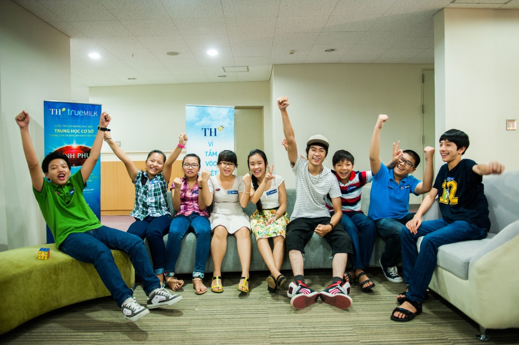 Tranh thủ pose hình với Giáo Sư Biết Hết trước giờ G