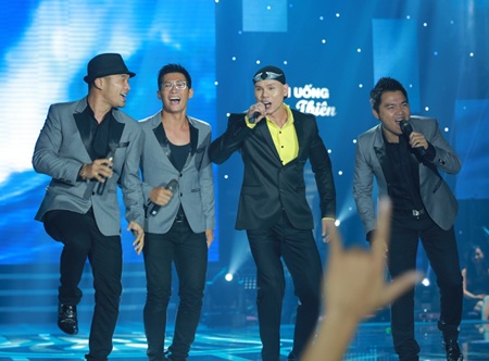 Phan Đinh Tùng đưa vợ con lên sân khấu