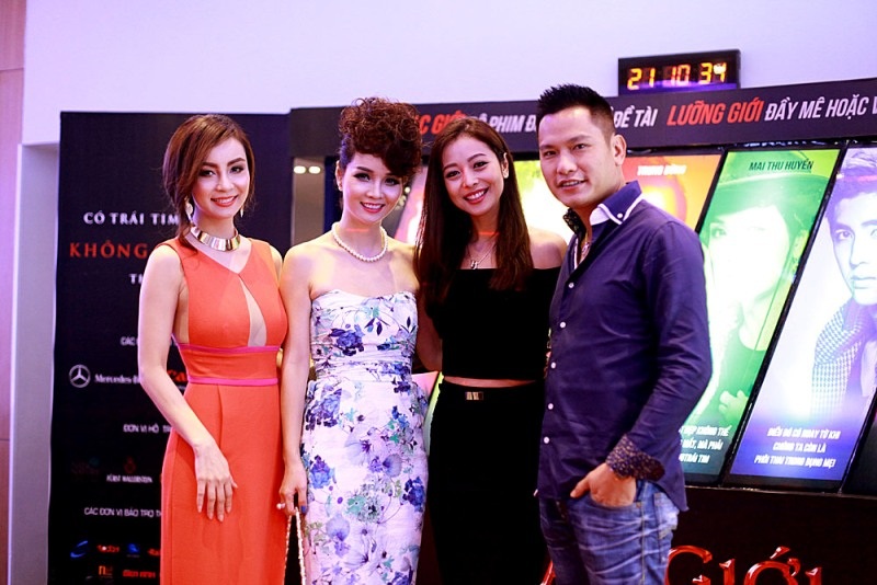 Mỹ Linh rạng rỡ bên Mai Thu Huyền - 3 Vợ chồng hoa hậu Jennifer Phạm cũng dự công chiếu phim Lạc giới