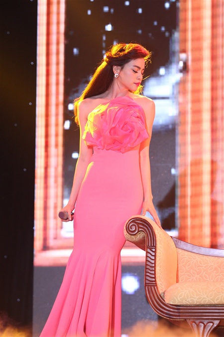 Hà Hồ bốc lửa trên sân khấu Hà Nội