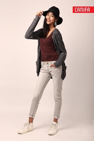 Đa phong cách cùng siêu mẫu Hoàng Thùy - 1 Những chiếc áo len ánh kim dáng dài dễ dàng kết hợp với short jeans hay jeans ống dài sáng màu