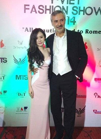 Ngài Lorenzo Angeloni Đại sứ đặc mệnh toàn quyền Italia tại Việt Nam chúc mừng NTK Trang Cherry.