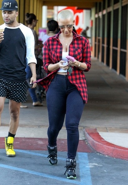 Người mẫu Mỹ ăn vận cởi mở tại Anh - 7 VN