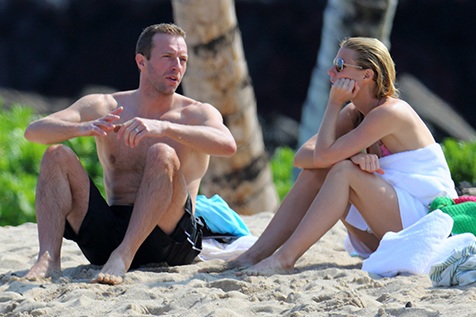 “Sao” Hollywood bán nước chanh - 2 Gwyneth Paltrow và chồng, ca sỹ của nhóm Coldplay trong kỳ nghỉ tại Hawaii cách đây ít ngày.