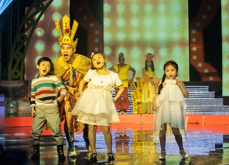 Xuân Bắc làm vua Hùng vẫn vô cùng hài hước - 3 Xuân Bắc làm vua Hùng vẫn vô cùng hài hước