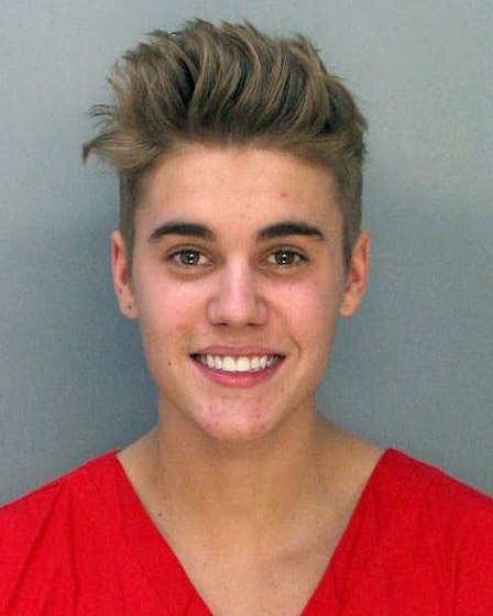 Justin Bieber bị bắt - 1 Justin cười tươi trong lúc bị bắt. Hình ảnh của Justin Bieber ngày càng xấu đi trong mắt fans