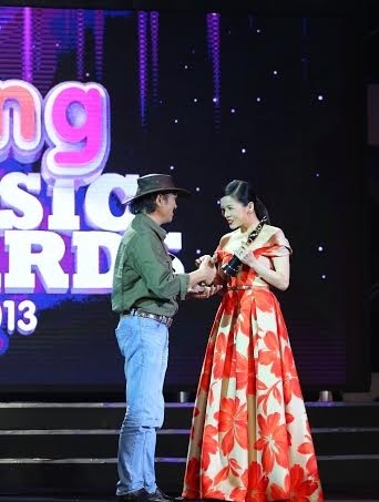 Lệ Quyên nhận giải thưởng đầu tiên sau 15 năm ca hát