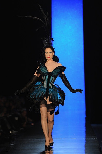 Vũ nữ thoát y hóa thành chú bướm đẹp xinh trên sàn catwalk - 4 VN