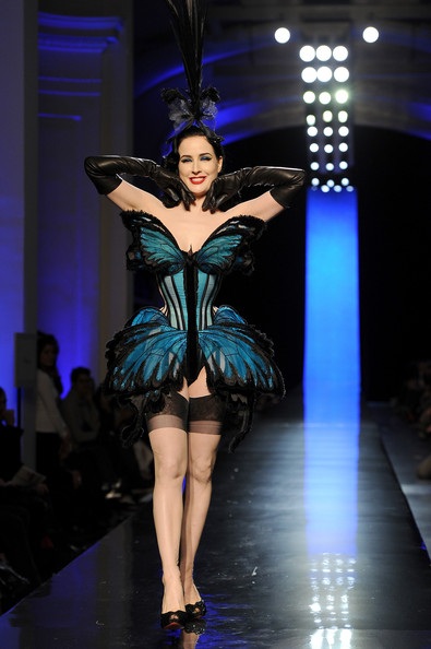 Vũ nữ thoát y hóa thành chú bướm đẹp xinh trên sàn catwalk - 9 VN