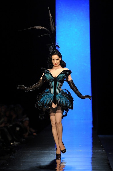 Vũ nữ thoát y hóa thành chú bướm đẹp xinh trên sàn catwalk - 10 VN