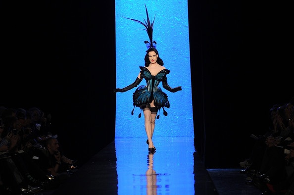Vũ nữ thoát y hóa thành chú bướm đẹp xinh trên sàn catwalk - 1 VN
