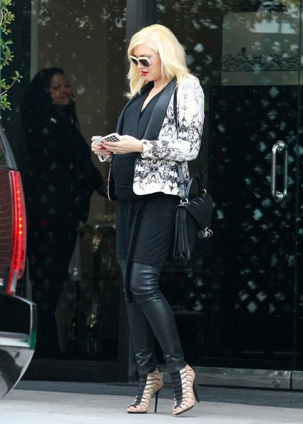 Dù mang thai khá bực nhưng Gwen vẫn đi sandal cao gót