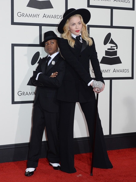 Dập dìu giai nhân trên thảm đỏ Grammy - 10 Madonna và con trai David Banda