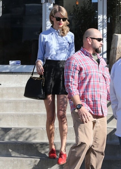 Taylor Swift khoe chân thon dài - 3 VN