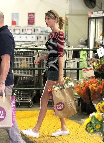 Taylor Swift khoe chân thon dài - 5 VN