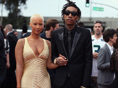 Người mẫu gợi cảm che hình xăm bằng lớp phấn dày - 8 VN