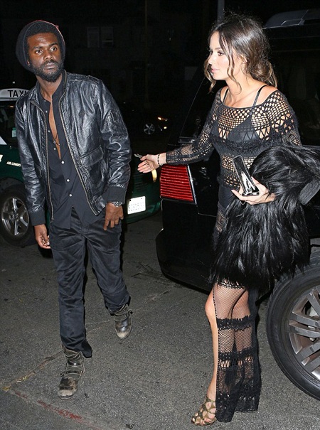 Siêu mẫu Úc gây sốc với váy ren thủng lỗ chỗ - 2 VN